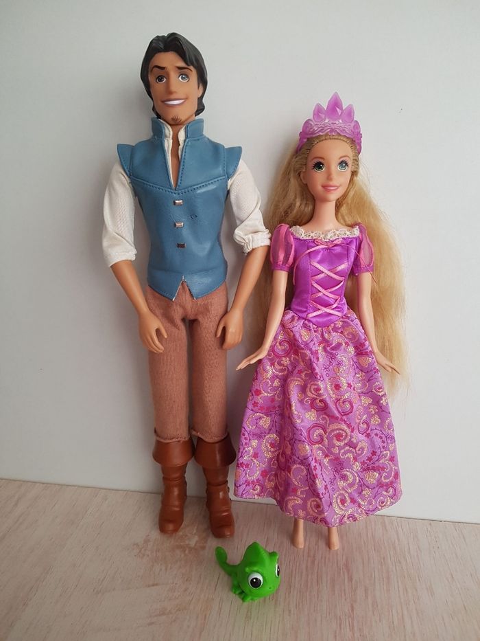 Figurine caméléon et poupées Disney Raiponce et Flynn Rider