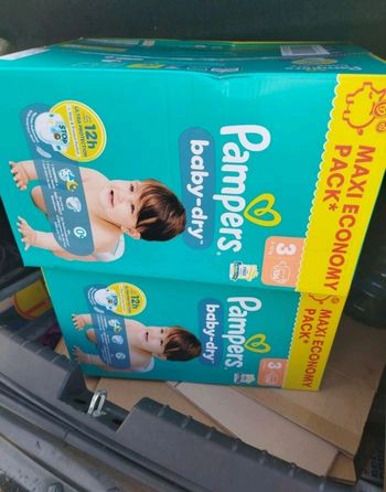 272 couches Pampers taille 3 neufs