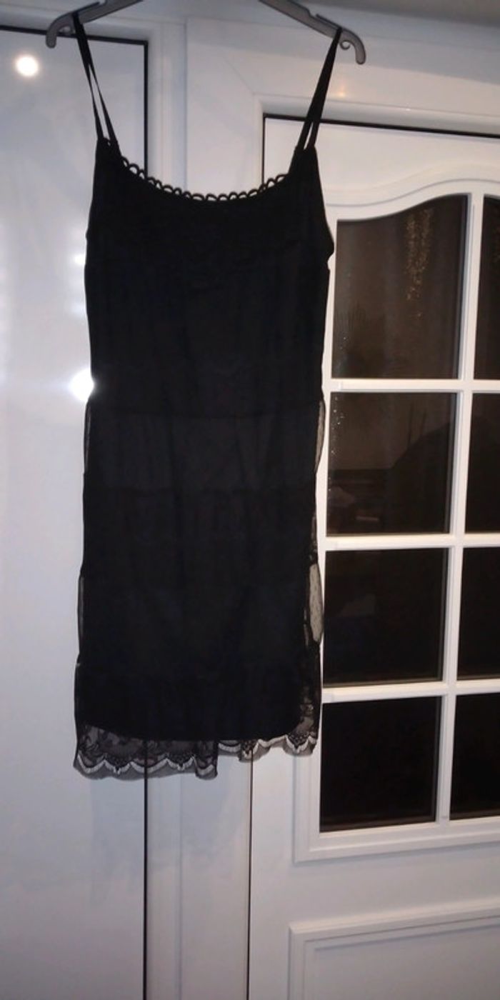Robe noire à bretelles réglables , dentelle