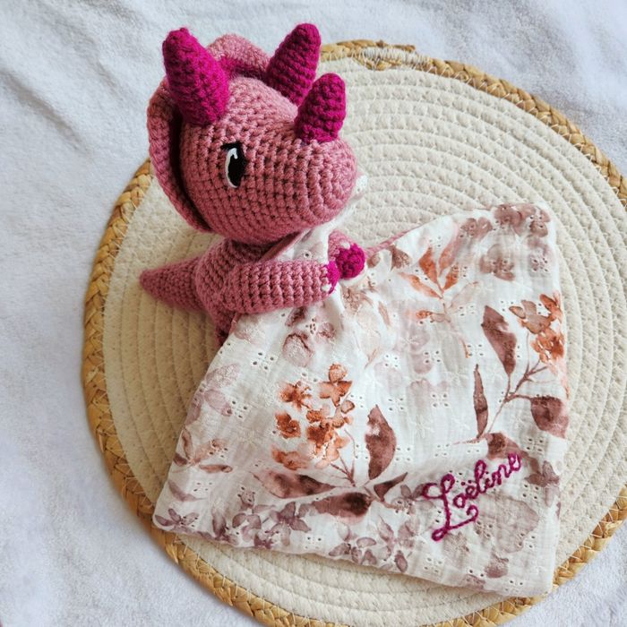 Doudou câlin lange Hector le Dinosaure Triceratops en crochet fait main cadeau de naissance anniversaire personnalisable - photo numéro 2