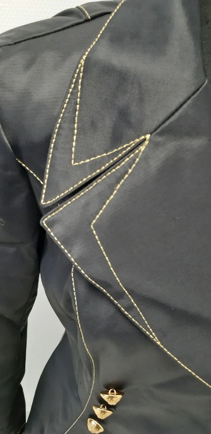 Magnifique veste cintrée La Milliardaire noire avec coutures et boutons dorés - photo numéro 5