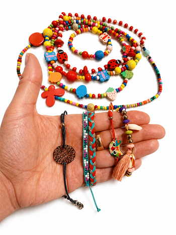 Lot de 9  bijoux enfant fille variés.  3 à 6 ans. 