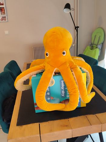 L'Ami de Câlins Parfait 🐙Cette pieuvre en peluche douce et géante est prête à trouver sa nouvelle maison ! Parfait pour les câlins, la décoration, ou pour jouer, il est un ajout charmant à n'importe quelle chambre d'enfant ou salon. Ses ten