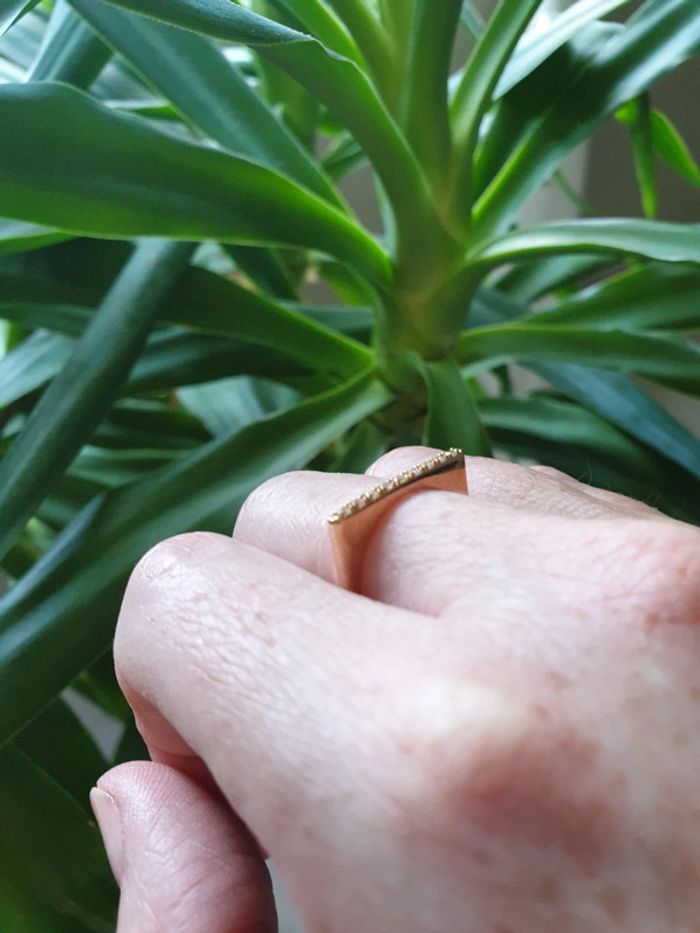 Bague fine fil carré plaqué or et oxydes de zirconium Taille 56 neuve - photo numéro 2