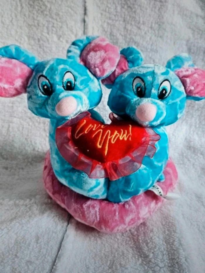 Peluche de deux souris sur un cœur 🫶