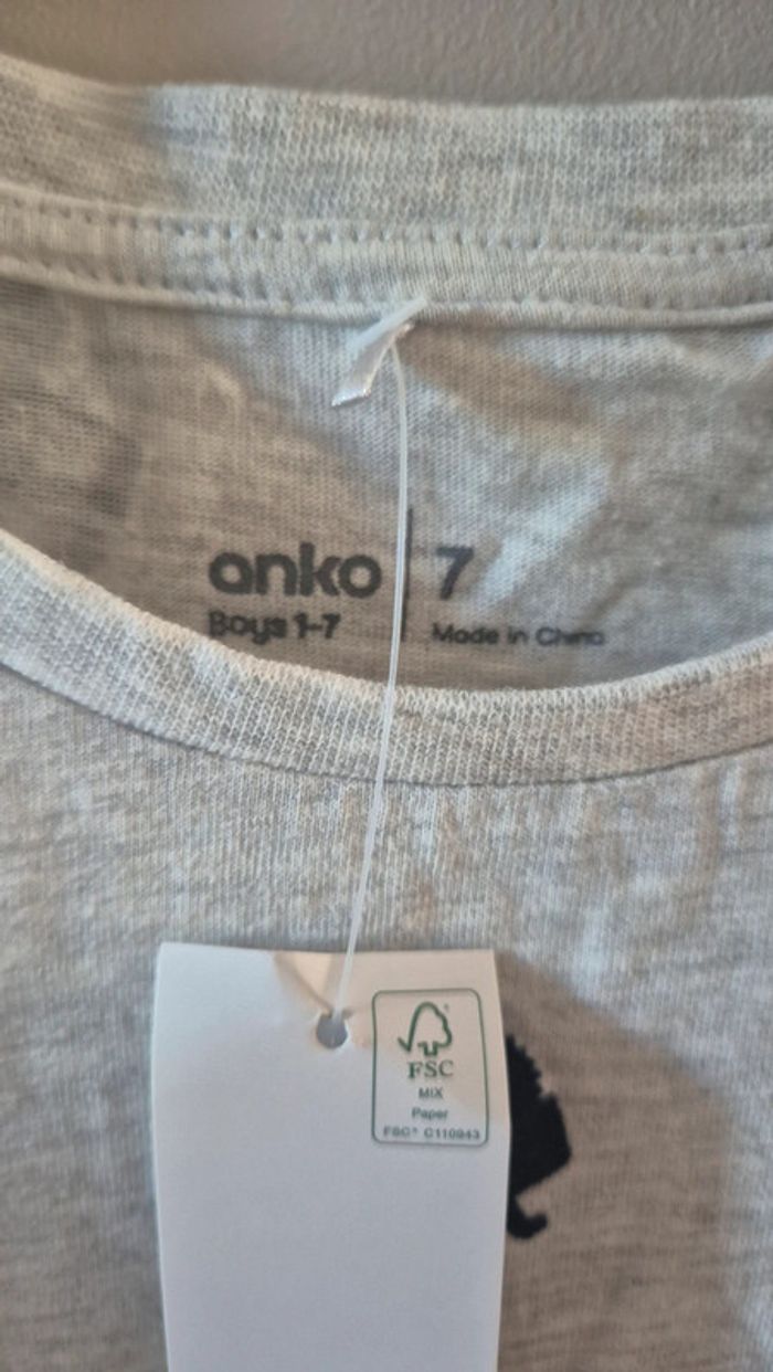 T-shirt neuf taille 7 ans - photo numéro 2