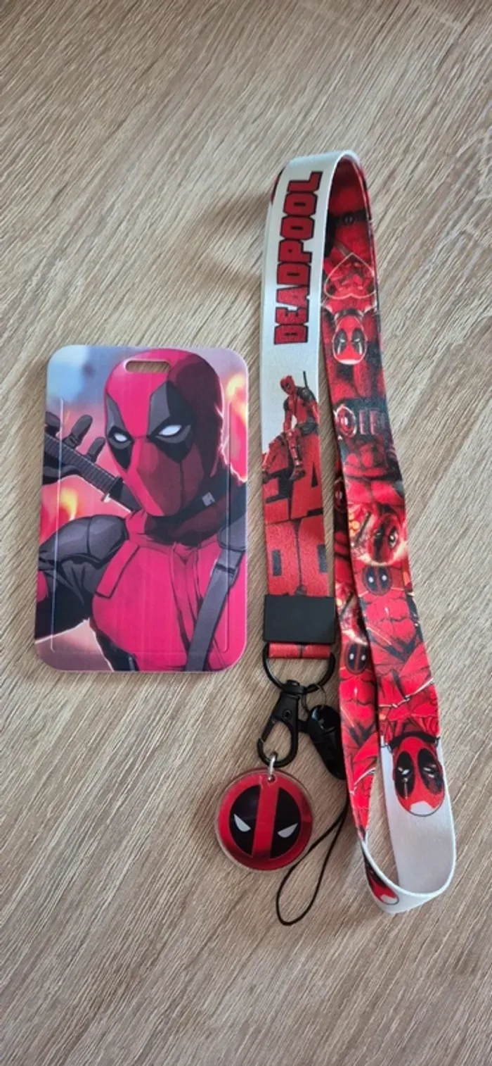 Porte carte d'identité DeadPool avec lanière fantaisie.