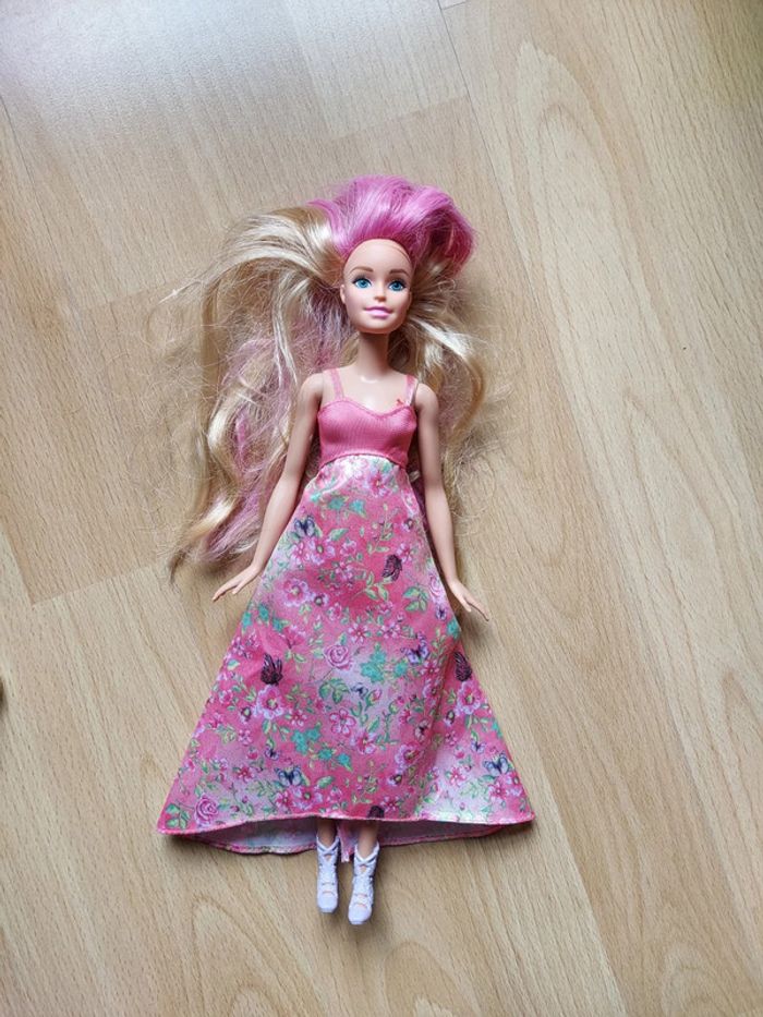 Barbie avec tête pivotante pour changer la couleur de ses cheveux - photo numéro 2