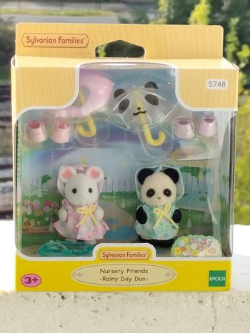 Le Duo des bébés en habits de pluie