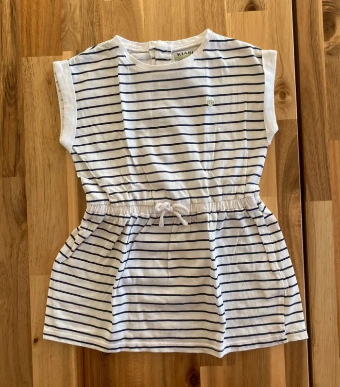 Robe kiabi blanche rayer marine