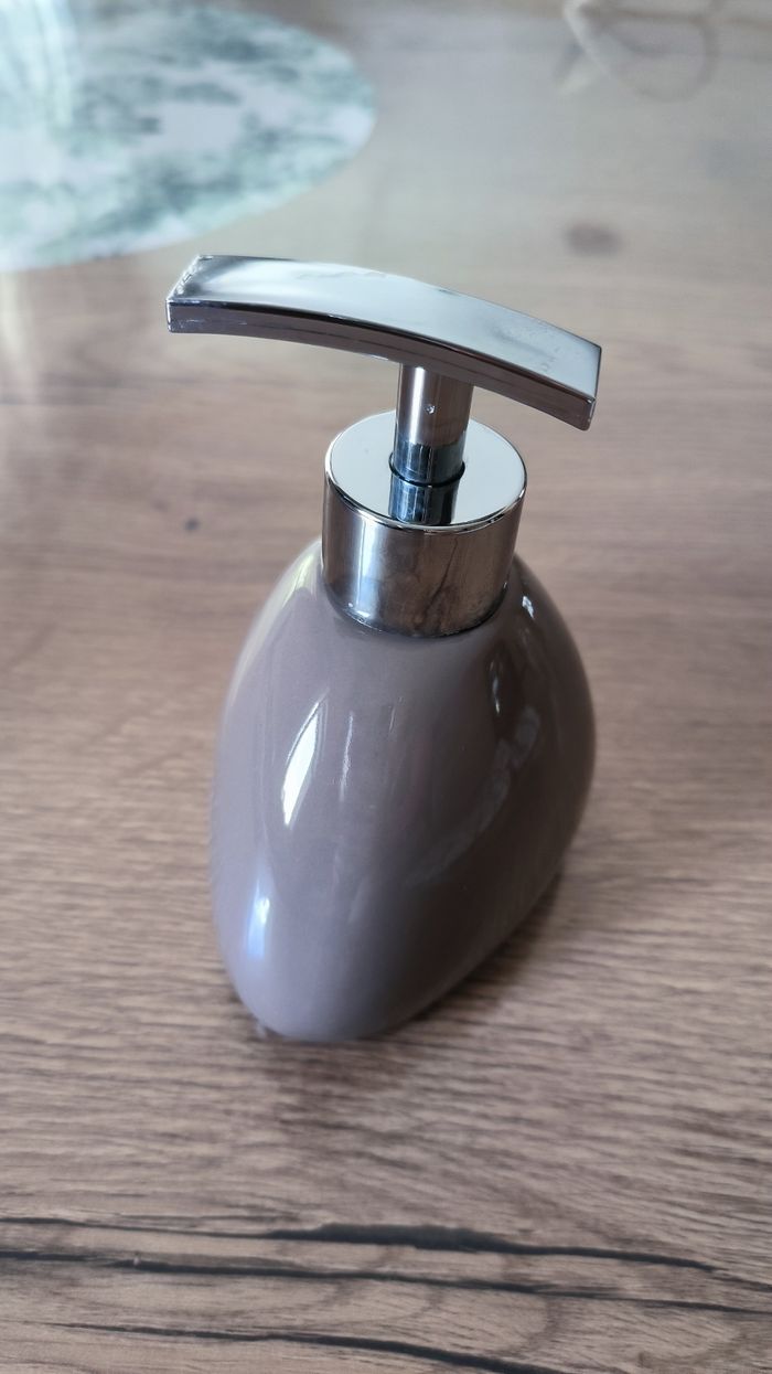 Distributeur de savon - photo numéro 2