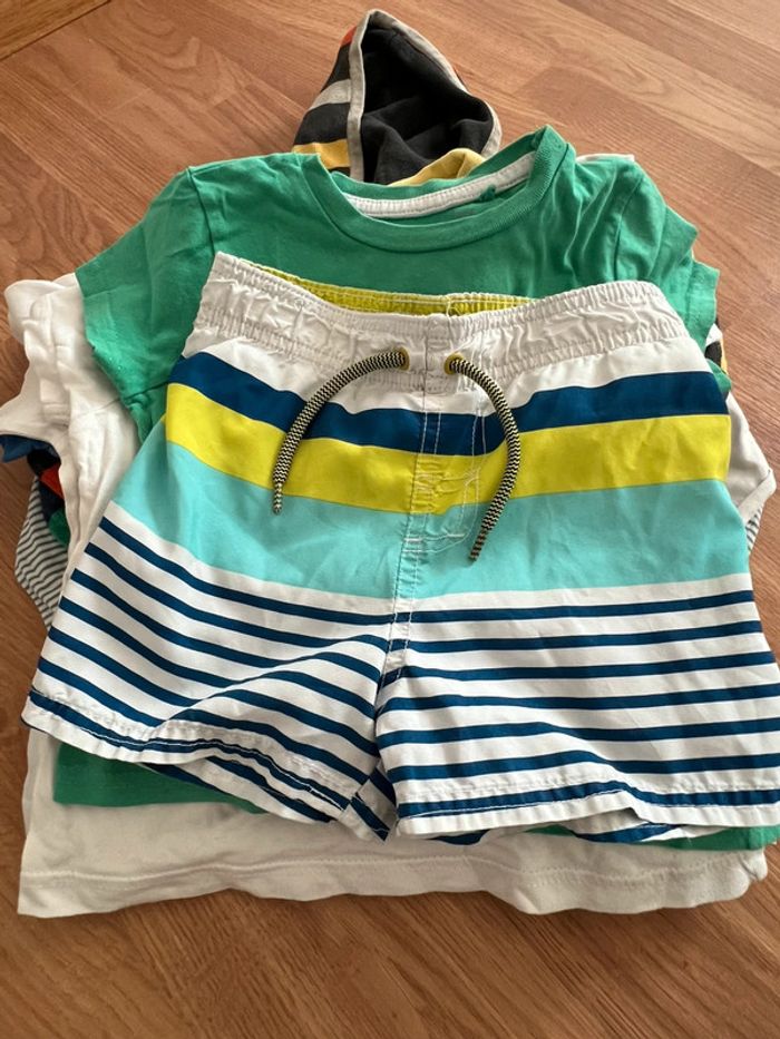 Lot de vêtements tâchés ou abîmés - photo numéro 16