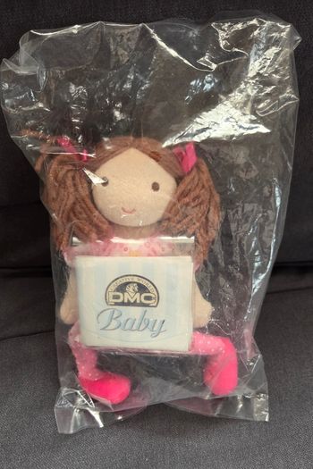 Peluche poupée robe rose fleuri avec sac à brodé - DMC