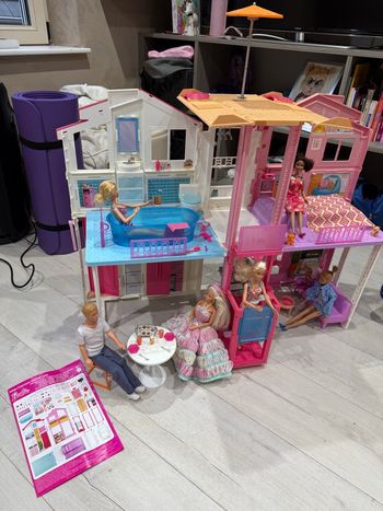 Maison de luxe  barbie et accessoires  90cm X  60 cm