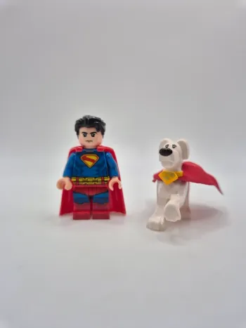 Figurine type lego Superman avec son chien DC Comics