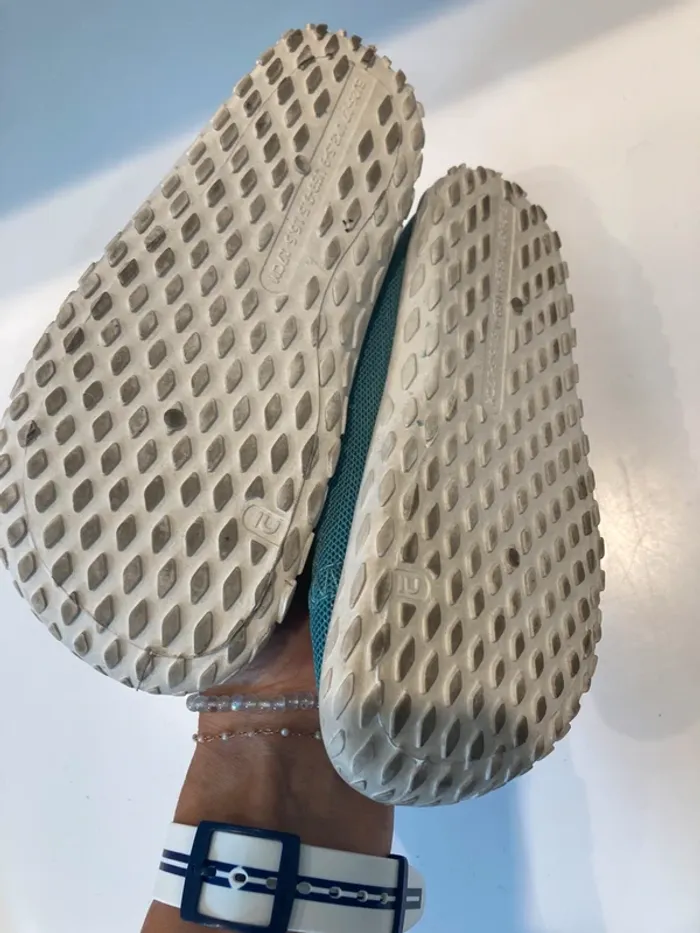 Chausson pour piscine ou gymnastique fermeture velcro - très peu servi couleur turquoise - photo numéro 3