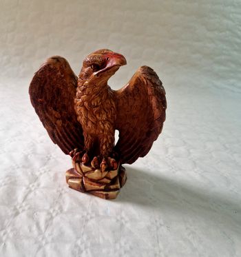 Statuette  , Aigle royal  en albatre vernissé