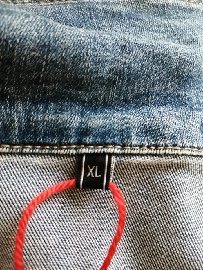 Veste en jeans bleu avec tête d'indien à strass dans le dos / boutique indépendante / (XL) - photo numéro 7