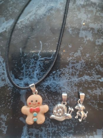 Pendentif acier inoxydable sur cordon noir élastiqué