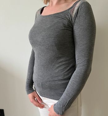 Haut gris à dentelle
