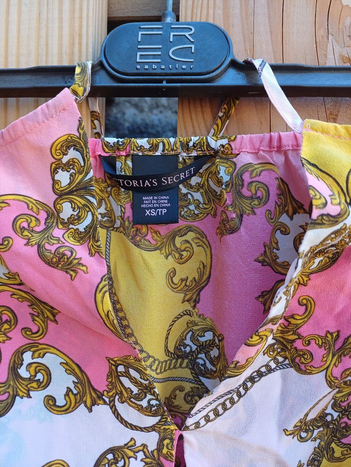 Joli top court en soie rose imprimé doré Victoria's Secret - photo numéro 3