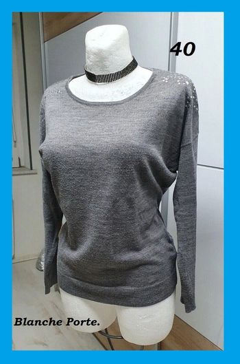 Beau pull gris avec strass argenté épaules T: 40