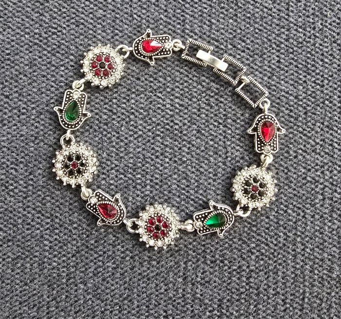 Bracelet argenté motifs main de Fatma et fleurs ornées de strass rouges et verts