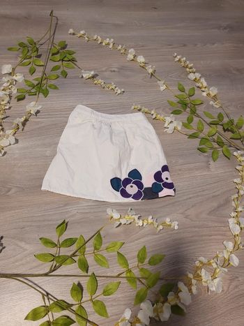 Jupe blanche et violet fille dpam 4 ans