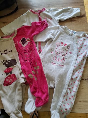 Lot bodies et pyjamas 3 mois fille