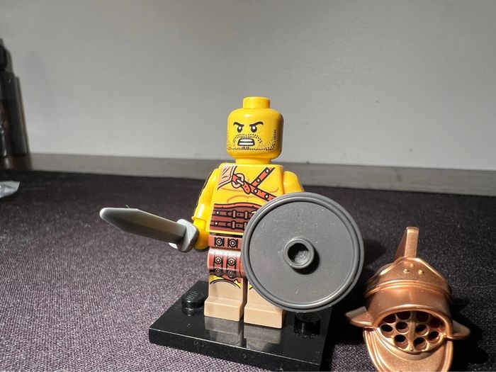 Lego figurine minifigure série 5 le gladiateur - photo numéro 3