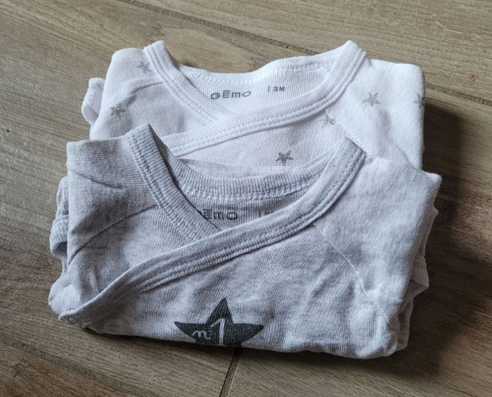 Lot de 2 bodies manches longues ouverture croisée  taille 3 mois