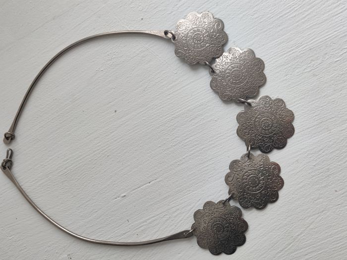 Collier rigide plastron argenté fleurs - photo numéro 2