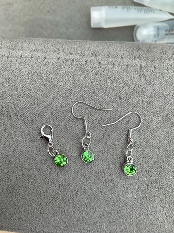 Boucles d’oreilles et breloque verte neuve