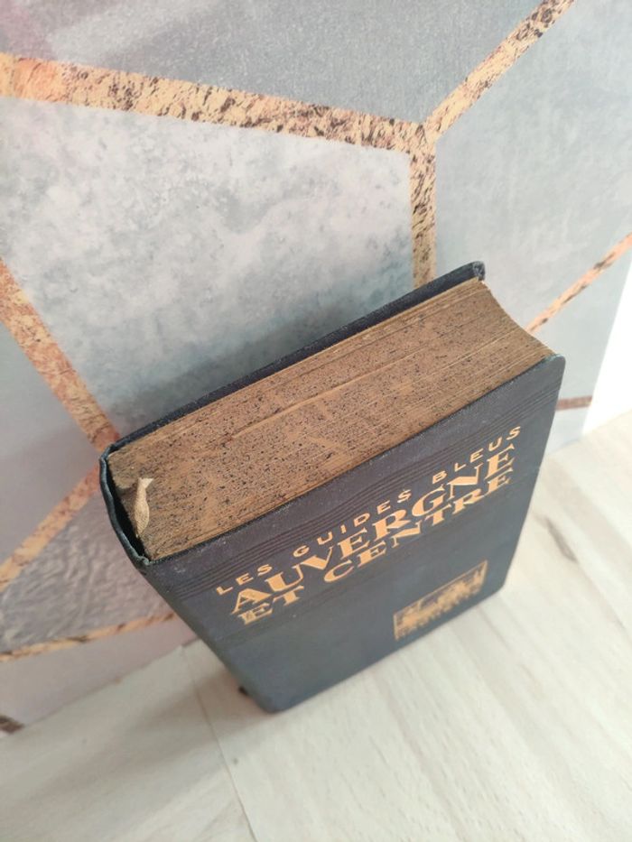 Guide bleu Hachette Auvergne et Centre chemin de fer et route 1924 - photo numéro 2