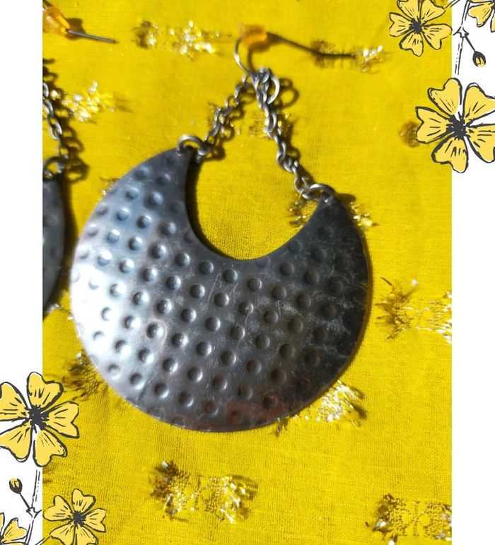 Boucles d’oreilles pendantes argentées style lune – reliefs discrets et chaîne fine - photo numéro 4