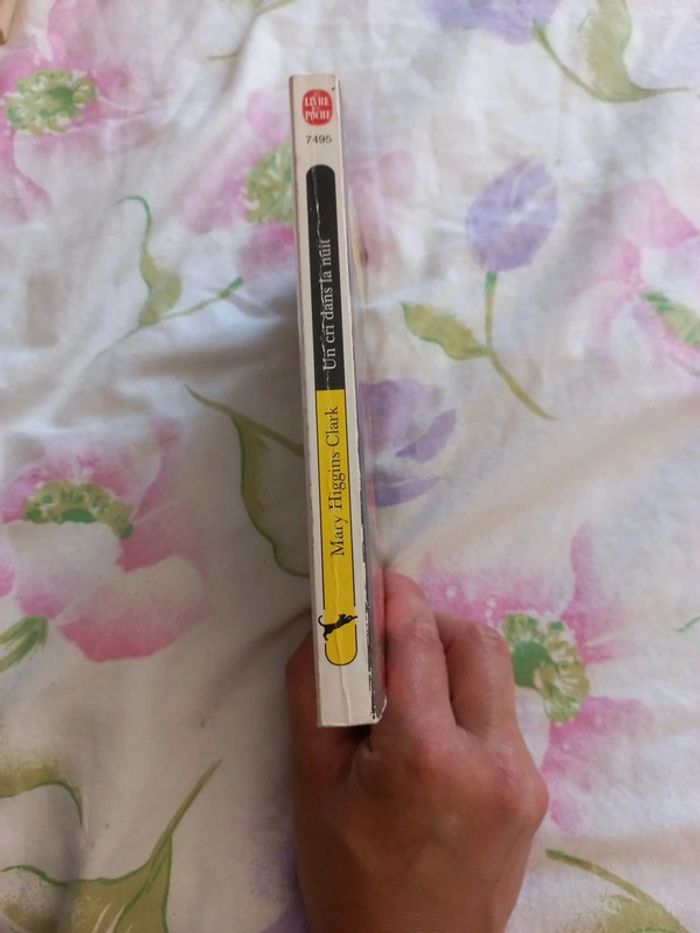 Livre de Mary Higgins Clark. Un cri dans la nuit - photo numéro 3