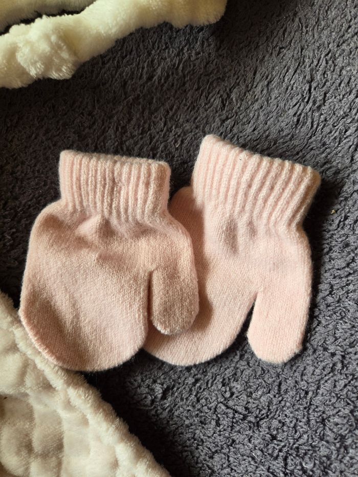 Lot bonnet écharpes gant 1-3 mois - photo numéro 3