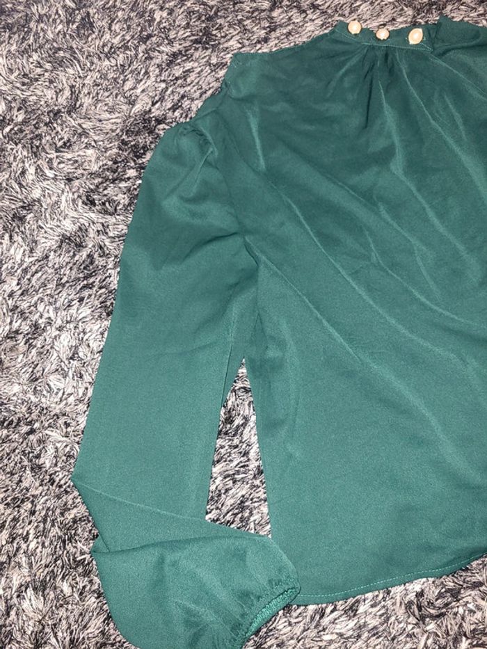 Blouse vert sapin avec bouton perle - photo numéro 2