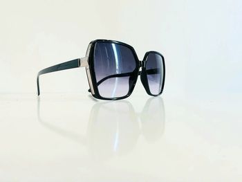 Lunette de soleil femme hexagonale noire et argentée verres dégradés uvprotection catégorie 3