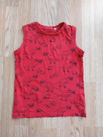 T-shirt sans manches taille 128 .