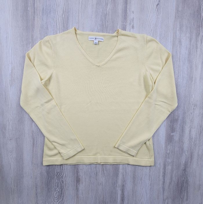 Pull  Tommy Hilfiger jaune – col V – taille M  – Très bon état - photo numéro 3