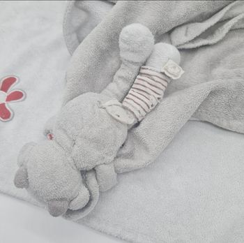 Doudou mouchoir couverture vache lola gris blanc fleur rouge Noukies