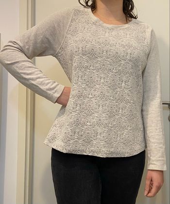 Sweat gris à motifs