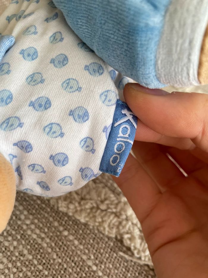 Peluche doudou boule 17cm Kaloo ours blanc et bleu très bon état - photo numéro 4