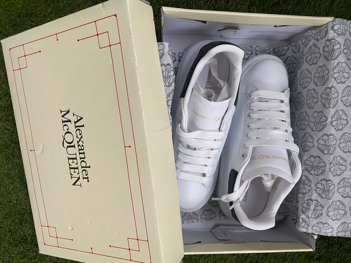 Alexander McQueen – Sneakers Oversized blanches (Taille 39)