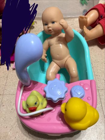 Poupon et ses accessoires pour le bain 