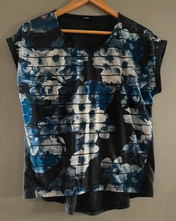 TEE shirt  fleur kiabi en M - photo numéro 2