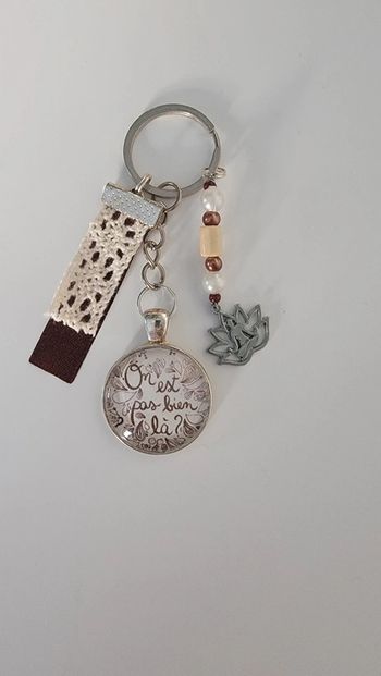 Cadeau humour, porte clé message bijoux de sac " on est pas bien la?"