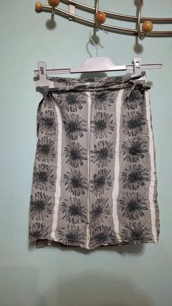 Jupe courte "portefeuille", noir gris blanc à fleurs, taille 40, Côte à Côte, fabriqué en France