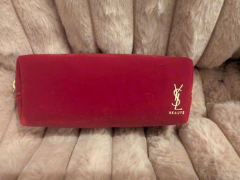 Petite trousse en velours Yves Saint Laurent